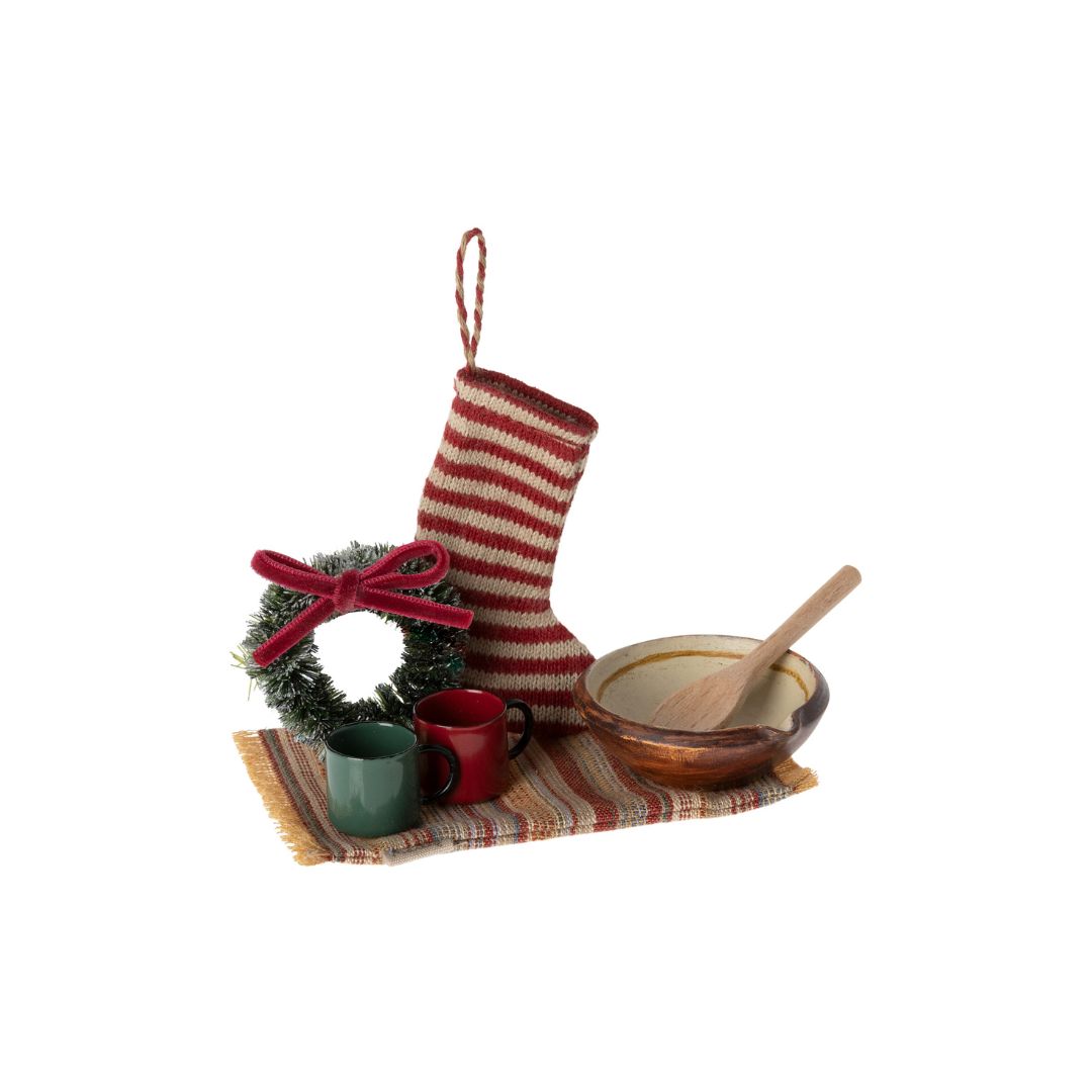 Maileg FW23 Christmas gift set with Maileg stocking, wreath, bowl and cups for a Maileg dollshouse